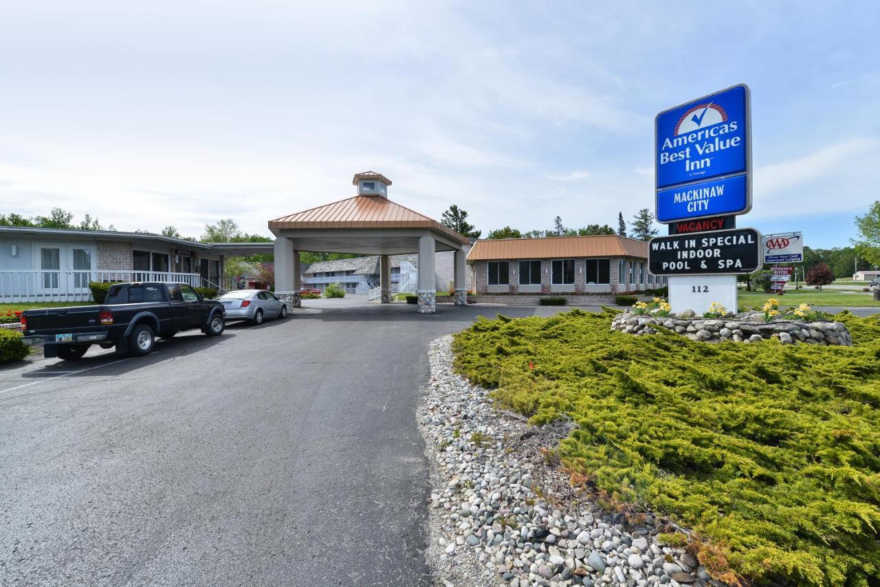 Travelodge By Wyndham Mackinaw City Buitenkant foto